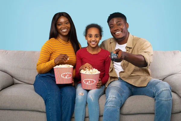 Weekend Leisure Black Family Watching Eating Popcorn Sitting Couch Blue — Stockfoto