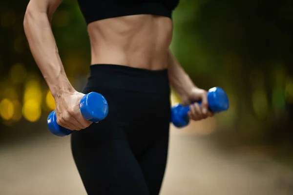 Cropped Strong Athletic Woman Exercising Small Blue Dumbbells Outdoors Unrecognizable — 스톡 사진
