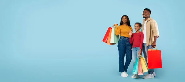 Family Shopping Concept Happy African American Parents Daughter Carrying Colorful — Fotografia de Stock