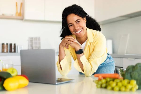 Поиски Новых Рецептов Счастливая Африканская Женщина Использует Ноутбук Кухне Время — стоковое фото