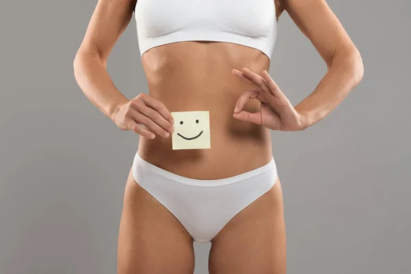 Healthy Woman Beautiful Fit Slim Body Holding Card Happy Smiley — Stockfoto