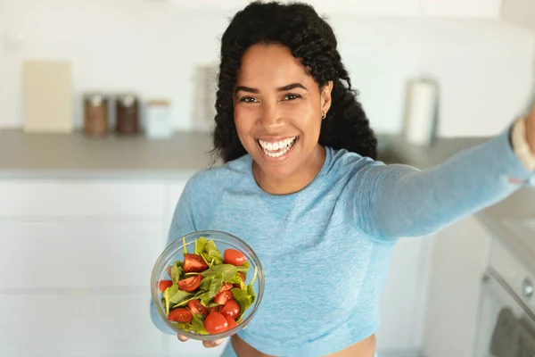 Healthy Eating Concept Happy Sporty Black Lady Holding Bowl Fresh — Stock Photo, Image
