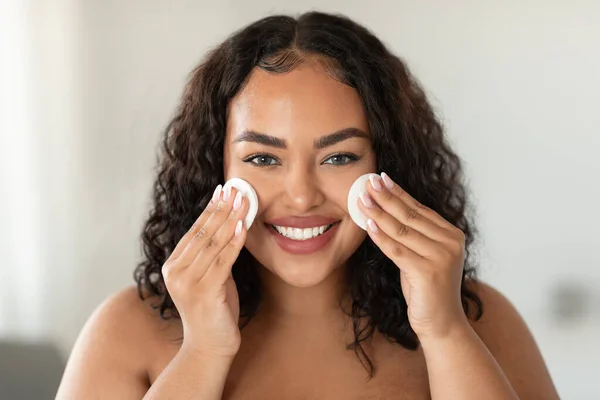 Facial Skincare Happy Black Chubby Woman Cleansing Skin Cotton Pads — Zdjęcie stockowe