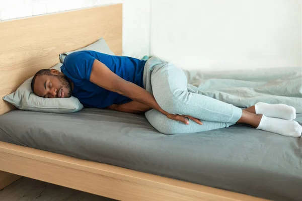 African American Young Man Sleeping Side Lying Bed Indoors Man — Fotografia de Stock