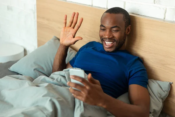 Black Guy Χαιρετώντας Χέρι Στο Κινητό Τηλέφωνο Κάνοντας Βιντεοκλήση Επικοινωνώντας — Φωτογραφία Αρχείου