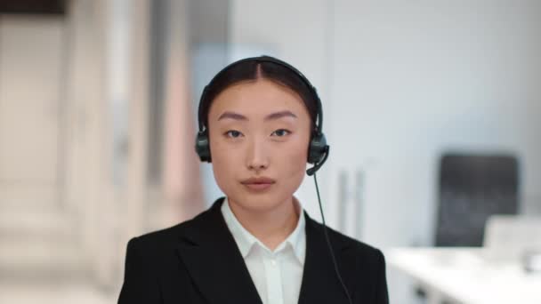 Client Support Service Close Portrait Positive Friendly Asian Woman Helpline — Stock video
