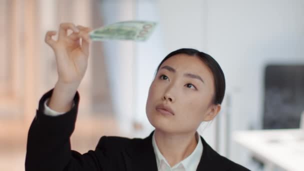 Підроблені Гроші Крупним Планом Портрет Професійної Азіатки Яка Дивиться Банкноту — стокове відео