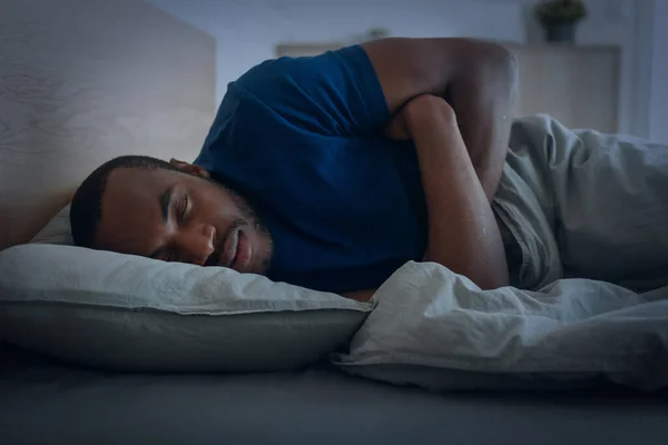 Black Guy Sleeping Lying Blanket Bedroom Home Night Male Resting — Foto de Stock