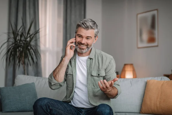 Smiling Handsome Retired European Man Beard Calls Smartphone Talk Remote — Stok fotoğraf
