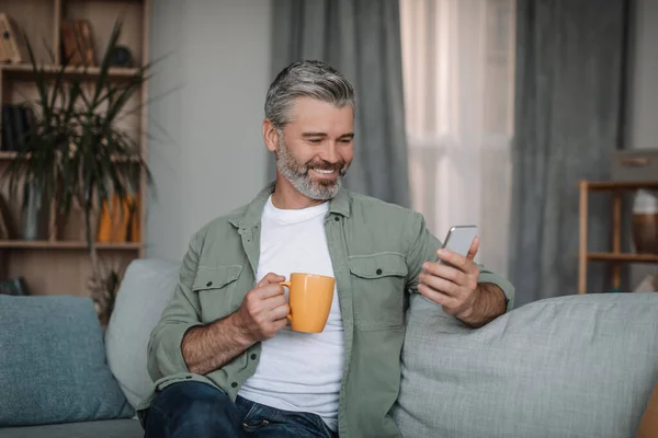 Glad Retired European Man Beard Chatting Smartphone Enjoying Drink Chat — Stock Fotó