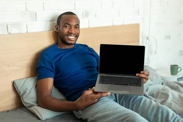 African American Man Holding Laptop Empty Screen Advertising Online Service — Stockfoto