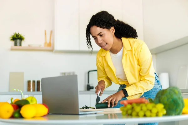 African American Woman Cooking Fresh Organic Salad Home Modern Kitchen — Stockfoto