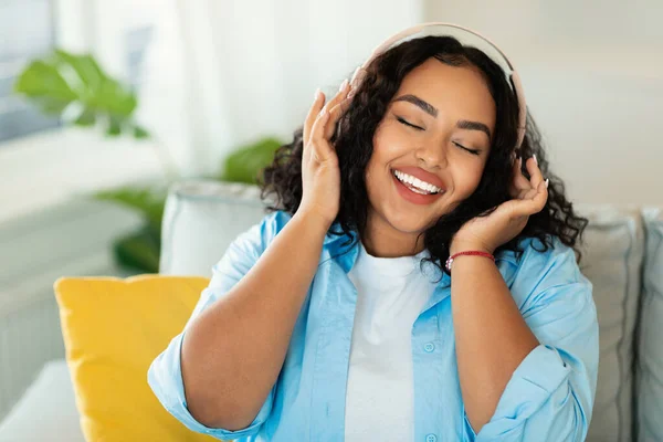 Happy Black Lady Listening Music Wearing Headphones Sitting Couch Home — Foto de Stock
