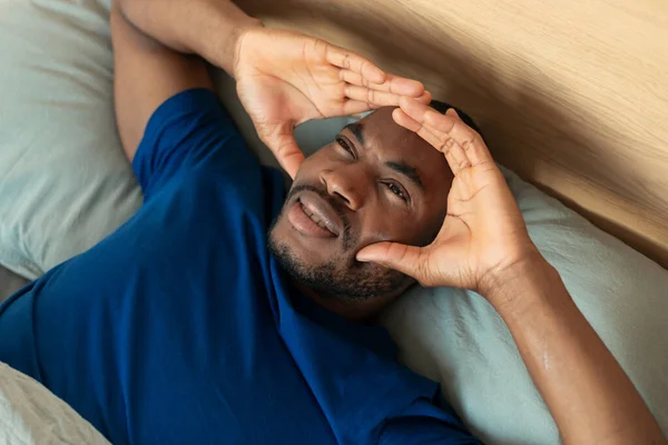 View Black Guy Suffering Headache Touching Aching Head Lying Bed — 图库照片