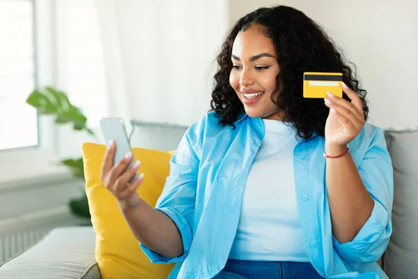 Mobile Shopping Happy African American Female Using Phone Credit Card — Foto Stock