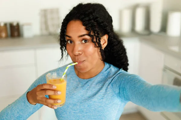 Sporty Black Woman Drinking Fresh Juice Straw Holding Glass Taking — Foto Stock