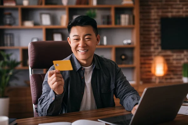 Satisfied Middle Aged Chinese Man Table Laptop Use Credit Card — Stockfoto