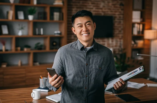 Бізнесмен Працює Вдома Щасливий Успішний Китайський Чоловік Середнього Віку Планшетом — стокове фото