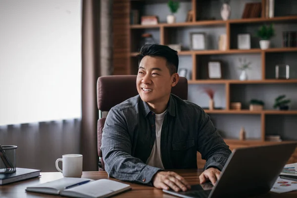 Щасливий Зрілий Китайський Чоловік Столом Працює Ноутбуком Інтер Єрі Домашнього — стокове фото