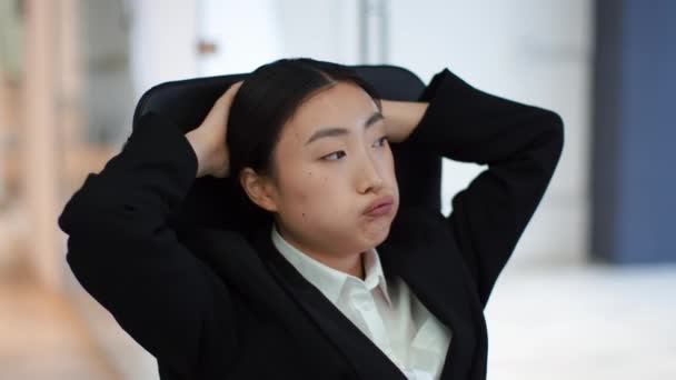 Work Crisis Close Portrait Displeased Asian Woman Ceo Sitting Chair — Vídeo de Stock