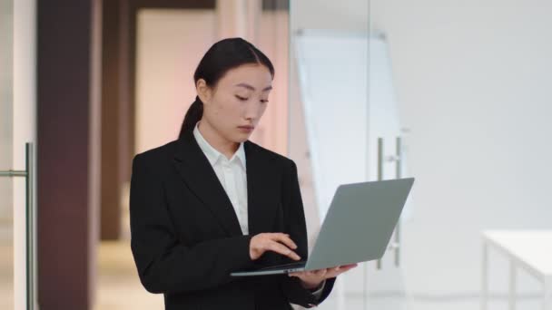Important Business Lettering Young Serious Asian Business Woman Typing Laptop — Vídeo de stock