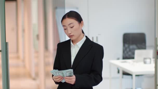 Professional Bookkeeping Young Serious Asian Woman Financial Consultant Counting Stack — 비디오