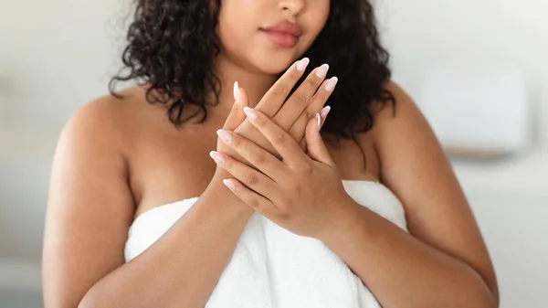 Black Body Positive Woman Massaging Rubbing Her Hands Applying Body — Stok Foto