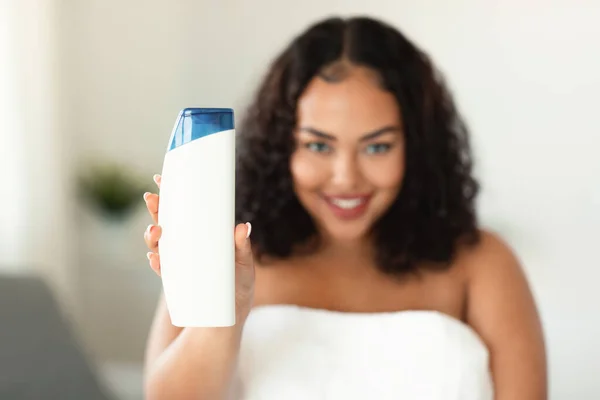 Smiling Black Size Woman Showing Empty Shampoo Bottle Mockup Design — Stockfoto