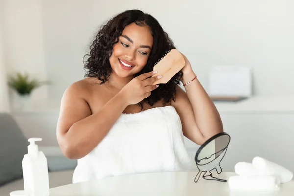 Happy African American Oversize Woman Brushing Her Curly Hair Comb — Stok Foto