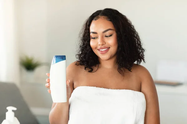 Positive Black Bodypositive Woman Showing Blank Shampoo Bottle Advertising Body —  Fotos de Stock