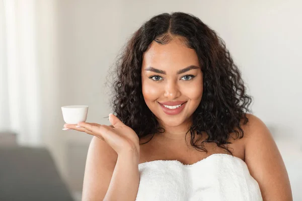 Professional Cosmetics Beautiful Skin Beautiful Black Oversize Woman Holding Jar — Photo