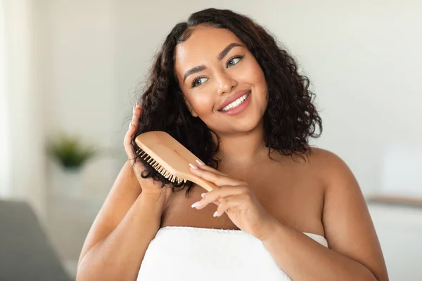 Domestic Haircare Happy African American Bodypositive Lady Brushing Hair Brush — Stock fotografie