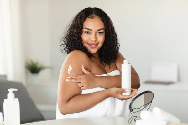 Bodycare Skin Nutrition Happy African American Size Lady Using Body — Fotografia de Stock