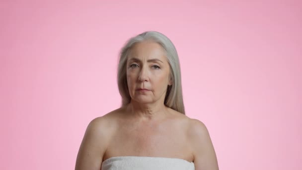 Aged Beauty Studio Portrait Attractive Grey Haired Senior Woman Wrapped — Vídeo de stock