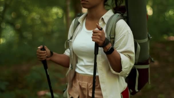 Скандинавська Прогулянка Зблизька Являється Нерозпізнана Чорна Жінка Туристка Рюкзаком Йде — стокове відео