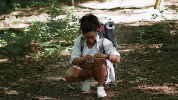 First Medical Aid Forest Young Positive African American Woman Hiker — Stockvideo