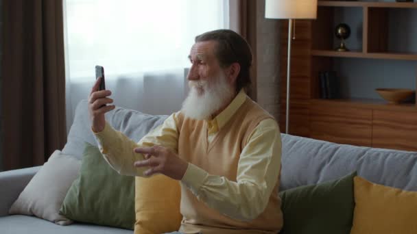 Worldwide Communication Happy Loving Senior Bearded Grandfather Video Chatting Grandchildren — Stock video