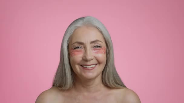 Edema Cosmetics Close Portrait Beautiful Senior Grey Haired Lady Hydrogel — Vídeo de Stock