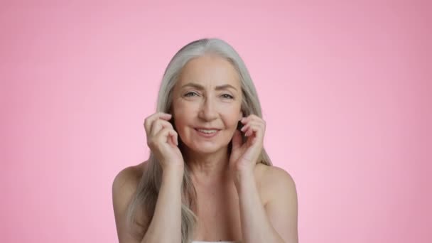 Концепція Йоги Щаслива Старша Сіра Волохата Жінка Робить Масаж Шкіри — стокове відео