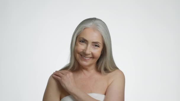 Beautiful Aging Happy Grey Haired Woman Model Posing Bare Shoulders — 비디오