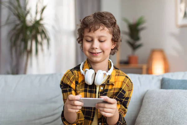 Современные Детские Развлечения Милый Мальчик Играет Видеоигры Онлайн Смартфоне Проводит — стоковое фото