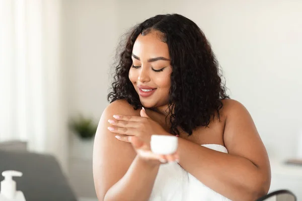 Black Size Lady Applying Body Cream Shoulder Shower Morning Home — Stockfoto