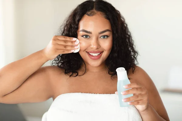 Skin Cleansing Concept Happy Black Bodypositive Lady Using Micellar Water — Zdjęcie stockowe