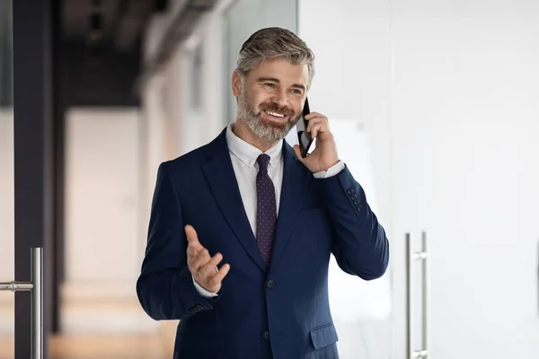 Улыбающийся Красавчик Среднего Возраста Бизнесмен Разговаривает Мобильному Телефону Выходя Офиса — стоковое фото