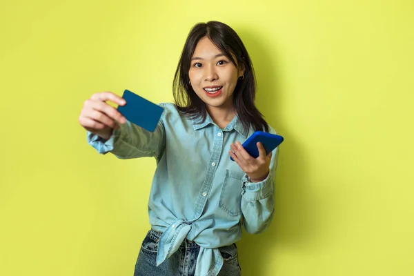 Mobile Shopping Asian Woman Showing Credit Card Using Cellphone Recommending — Stockfoto