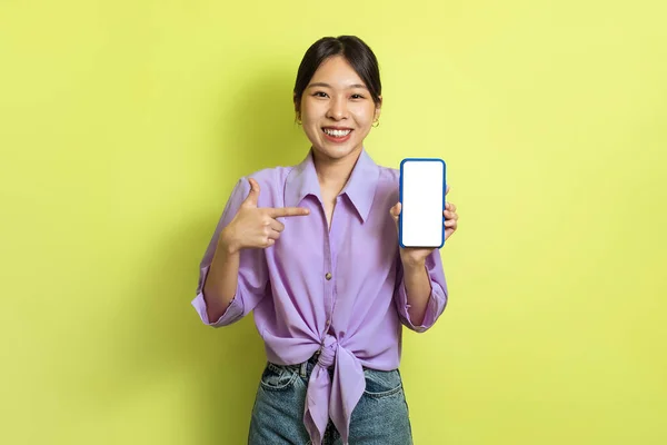 Happy Korean Woman Showing Phone Pointing Blank Screen Advertising Great — Stockfoto