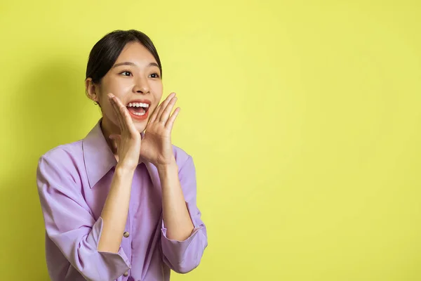 Great Offer Cheerful Japanese Female Shouting Holding Both Hands Mouth — Fotografia de Stock