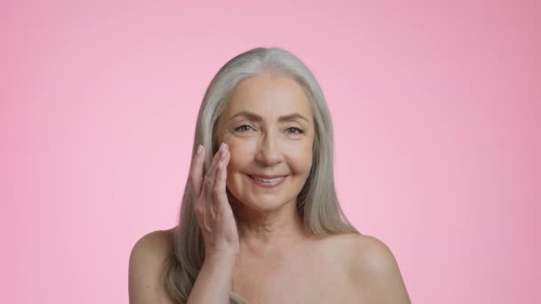 Beauty Care Cosmetics Close Portrait Senior Grey Haired Lady Rubbing — Vídeos de Stock