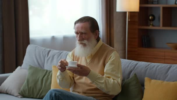 Концепция Удовольствия Мирный Старший Бородатый Мужчина Пьет Кофе Чай Наслаждаясь — стоковое видео