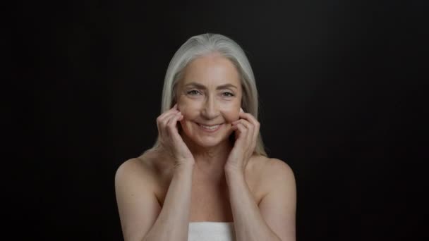 Face Yoga Concept Pretty Senior Grey Haired Woman Bare Shoulders — 비디오